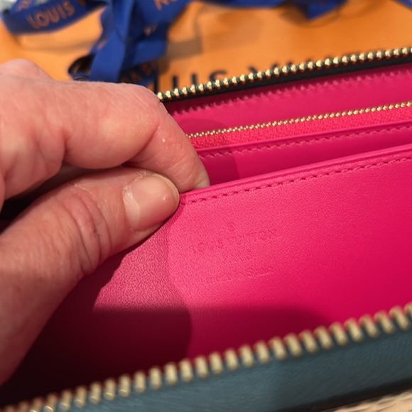 ‼️SOLD‼️💯% Authentic Louis Vuitton zippy wallet - Picture 9 of 16